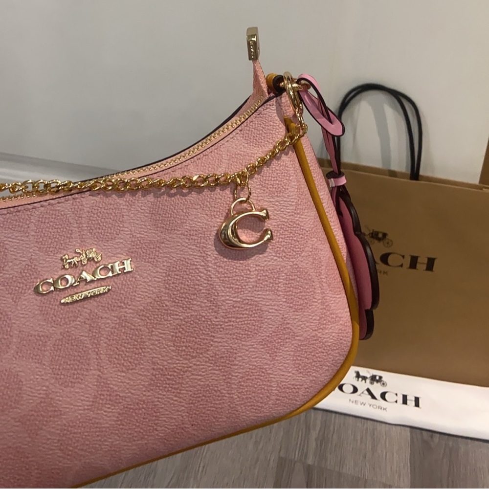 Coach crescent-shaped shoulder bag - Picture 5 of 7